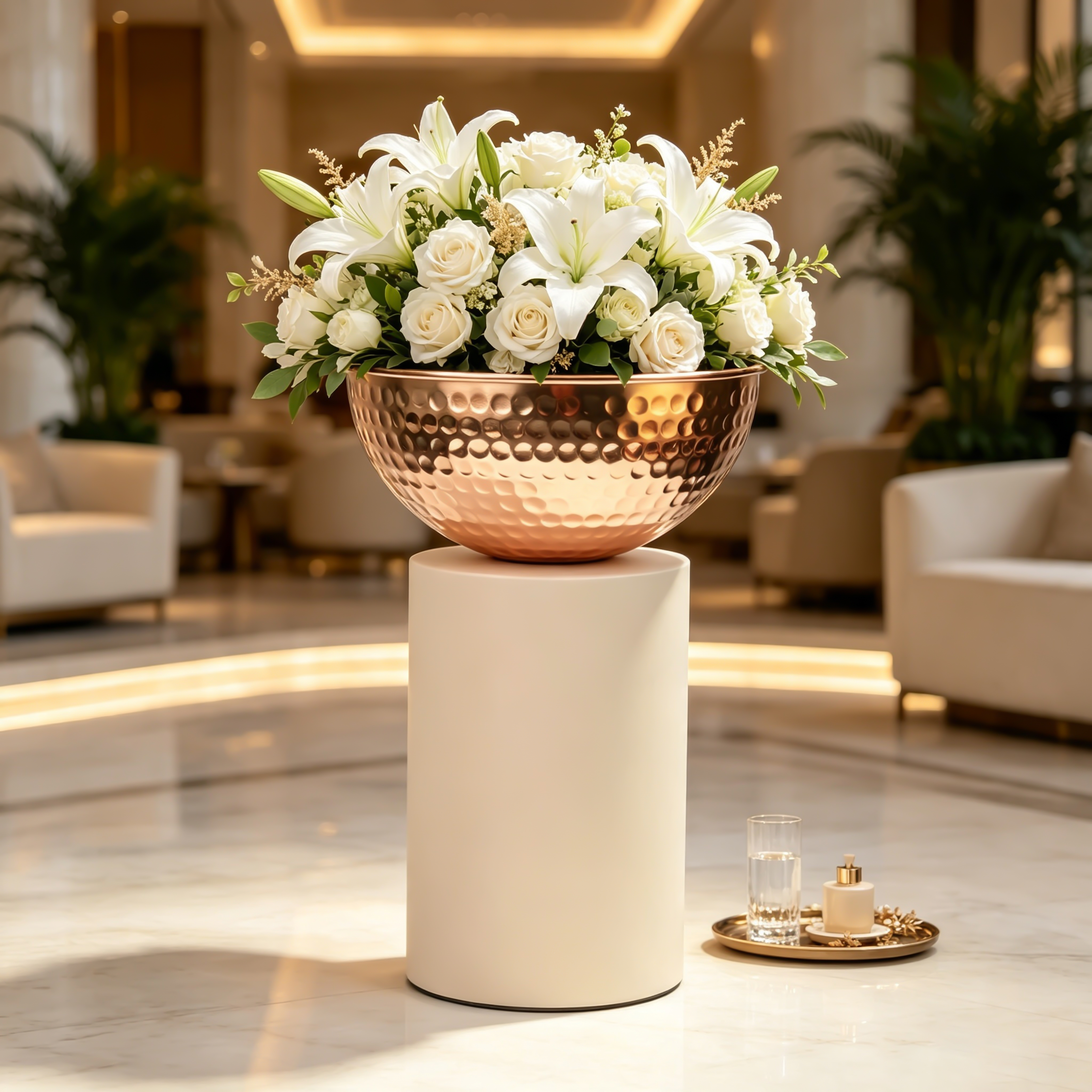 Colonna decorativa con ciotola rotonda a martellatura in oro rosa