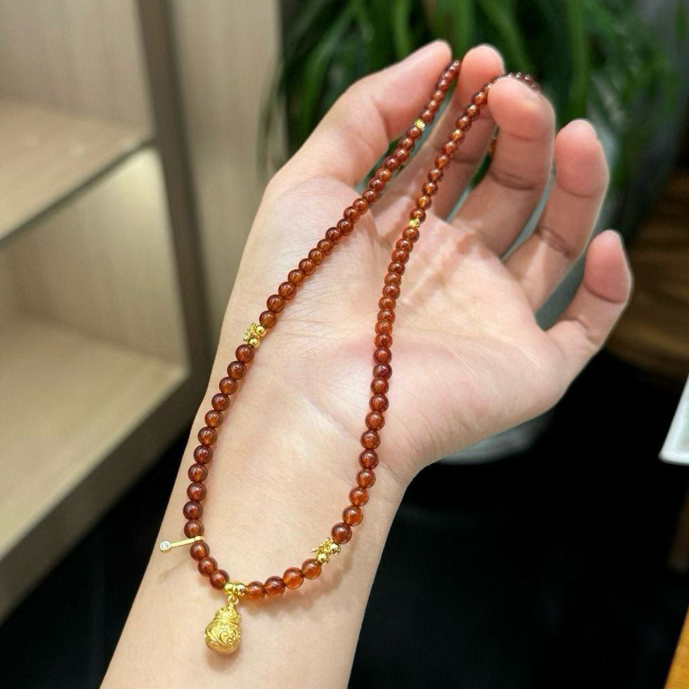 [The "Woman's Stone" – Garnet Collarbone Necklace]